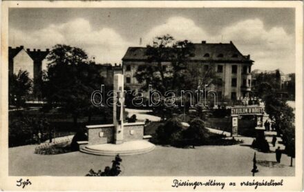 1940 Győr, Bissinger sétány, angyalos országzászló, 'Gyűlölöm a nőket!' Apolló mozi kapuja reklámmal