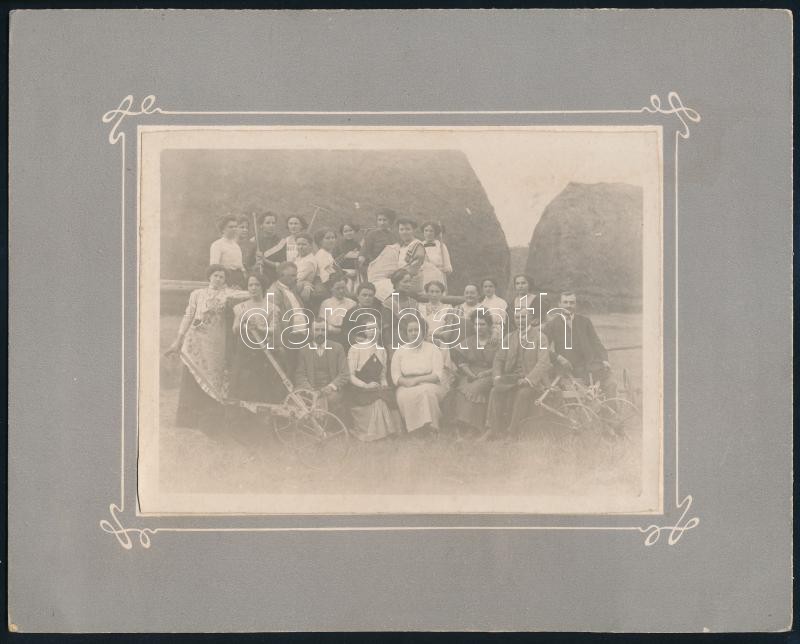 cca 1900 Aratási mulatság csoportkép. Keményhátú fotó 16x19 cm