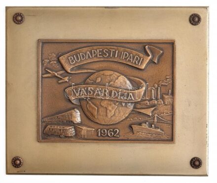 1962. 'Budapesti Ipari Vásár Díj' egyoldalas, öntött bronz plakett, fém lapon, sérült dísztokban (149,5x179,5mm) T:1-