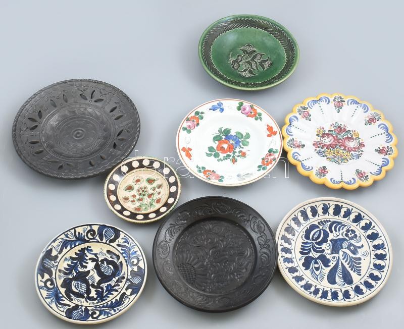 8 db népi kerámia tányér, dísztányér jelzettek. 20-28 cm-ig