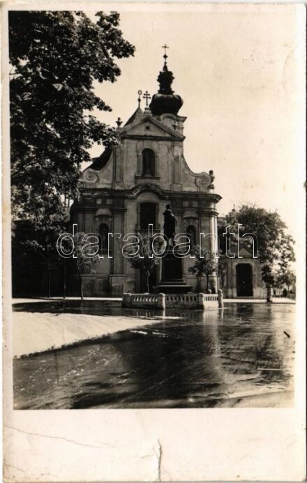 1942 Győr, Kisfaludy szobor. Dobos fotó (szakadás / tear)