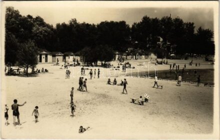 Keszthely, Balaton-part, strand, fürdőzők. Timár R. photo (vágott / cut)