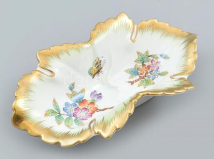 Herendi porcelán Viktória mintás leveles tálka, kézzel festett, jelzett, kis kopásnyomokkal, 14,5×8 cm