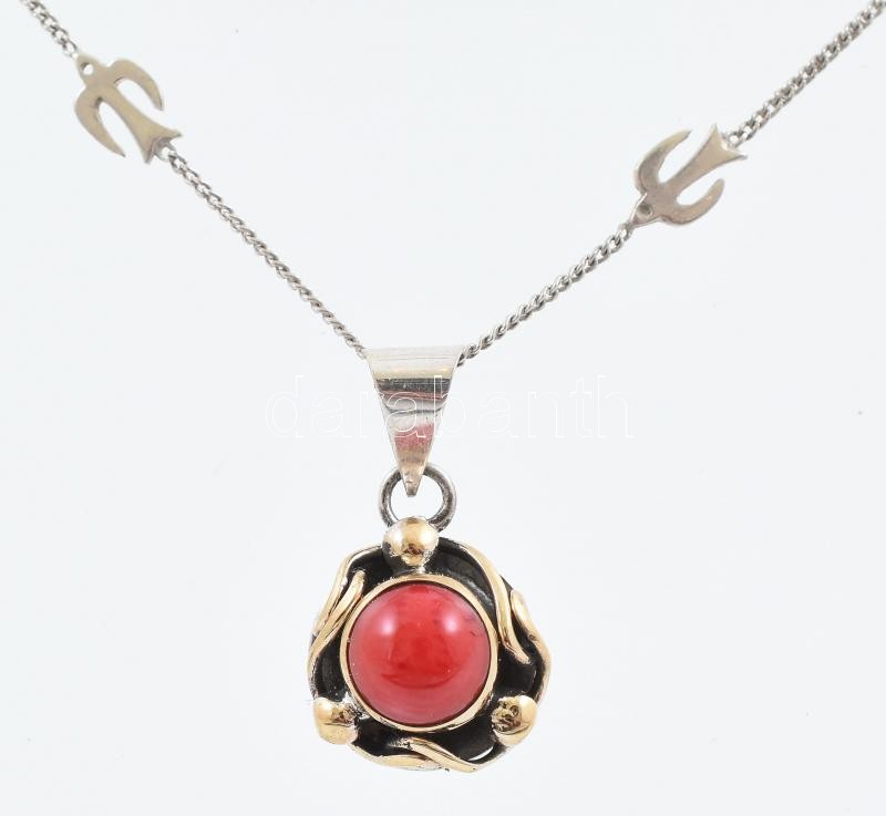 Ezüst(Ag) nyaklánc, korallal díszített medállal, jelzett, h: 48 cm, bruttó: 6,4 g