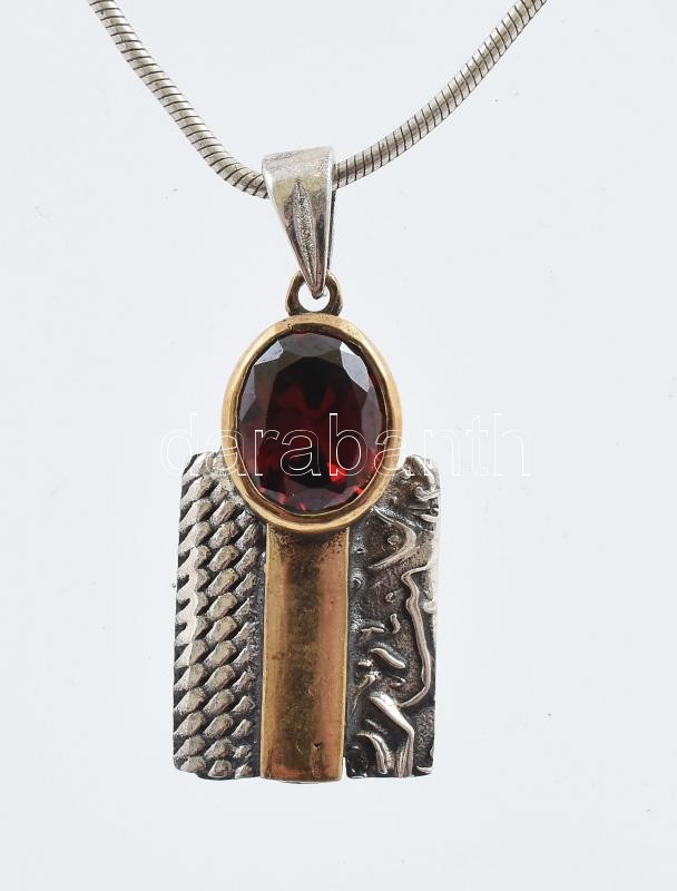 Ezüst(Ag) kígyó nyaklánc gránát köves medállal, jelzett, h: 44 cm, bruttó: 11,6 g