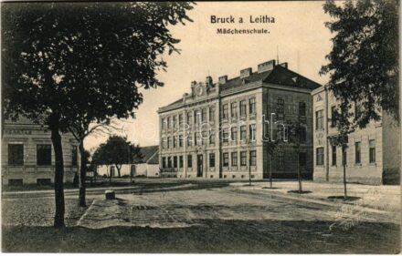 1913 Lajtabruck, Bruck an der Leitha; Mädchenschule / Leányiskola. H. Effenberger kiadása / girls' school
