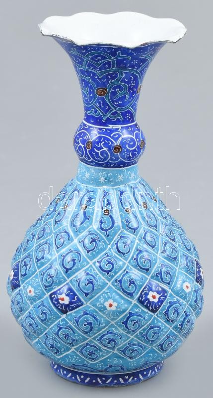 Isfahan Mina kézműves perzsa díszváza, gazdagon díszített kézzel festett mintával. Zománcozott fém, jelzés nélkül, m: 16 cm