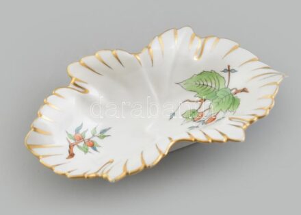 Herendi csipkebogyó mintás leveles tálka. Kézzel festett, jelzett, kopásnyomokkal. 14x9 cm