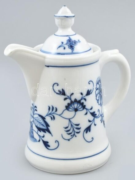 Meissen hagymamintás kiöntő, máz alatti kobaltkékkel festett porcelán, jelzett csillagos Meissen, hibátlan, m: 20 cm