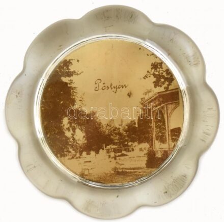 Pöstyénfürdői emlék, régi látképpel díszített üveg levélnehezék (XX. sz. első fele), apró csorbával, kopásnyomokkal, d: 8 cm