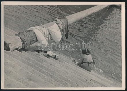 cca 1933 Kinszki Imre (1901-1945) budapesti fotóművész pecséttel jelzett vintage fotóművészeti alkotása (Szegény ember mosókonyhája), ezüst zselatinos fotópapíron, a sarkán törésnyom, 13x18 cm