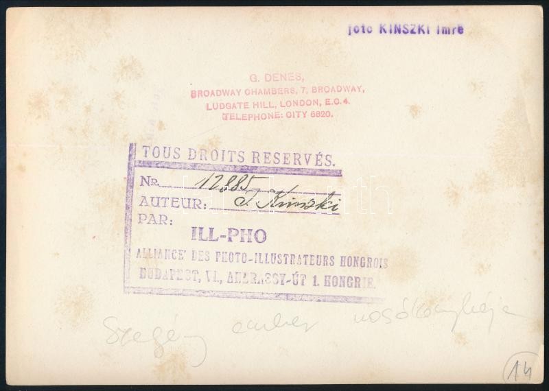 cca 1933 Kinszki Imre (1901-1945) budapesti fotóművész pecséttel jelzett vintage fotóművészeti alkotása (Szegény ember mosókonyhája), ezüst zselatinos fotópapíron, a sarkán törésnyom, 13x18 cm - Image 2