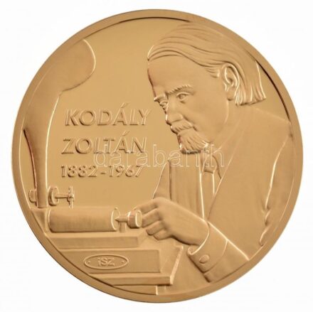 ifj. Szlávics László (1959-) 2011. 'Nagy Magyarok / Kodály Zoltán' aranyozott Cu emlékérem tanúsítvánnyal (40mm) T:PP