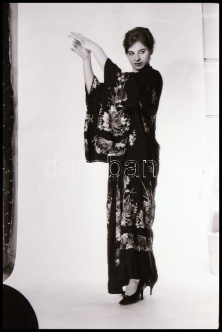 cca 1976 Vágykeltő fellépés és belépés a hálószobába, szolidan erotikus felvételek, 4 db vintage NEGATÍV, 36x24 mm