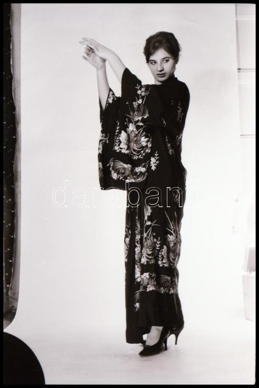 cca 1976 Vágykeltő fellépés és belépés a hálószobába, szolidan erotikus felvételek, 4 db vintage NEGATÍV, 36x24 mm