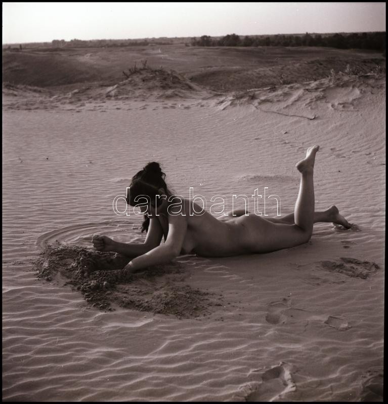 Vizuális feljegyzések lányokról, eltérő időben készült, szolidan erotikus felvételek, 3 db vintage NEGATÍV Vincze János (1922-1999) kecskeméti fotóművész hagyatékából, 6x6 cm és 6x9 cm