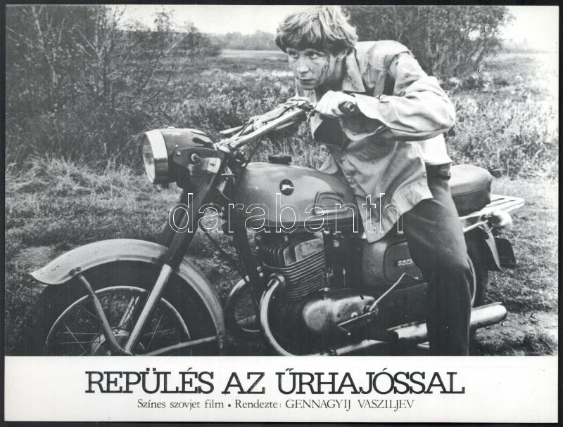 Különféle motorok, különféle filmekben, eltérő időpontokban, 5 db vintage produkciós filmfotó, ebből négy db ezüst zselatinos fotópapíron, egy kép ofszet nyomtatással kartonlapon, 18x24 cm - Image 3