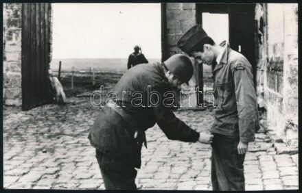 cca 1965 ,,Katona! Ilyen fegyverzettel akar maga kimenőzni?' - vintage produkciós filmfotó, ezüst zselatinos fotópapíron, filmcím a hátoldalon, 15x24 cm