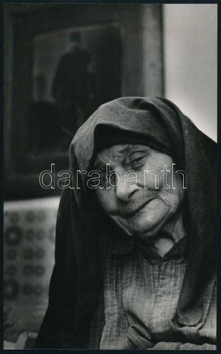 1974 Herpay Gábor: Sára néni című vintage fotóművészeti alkotása, ezüst zselatinos fotópapíron, feliratozva, 24x14,8 cm