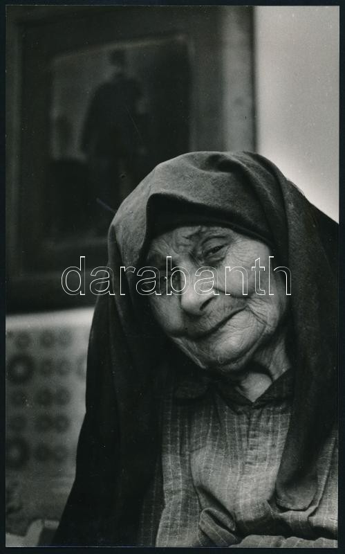 1974 Herpay Gábor: Sára néni című vintage fotóművészeti alkotása, ezüst zselatinos fotópapíron, feliratozva, 24x14,8 cm