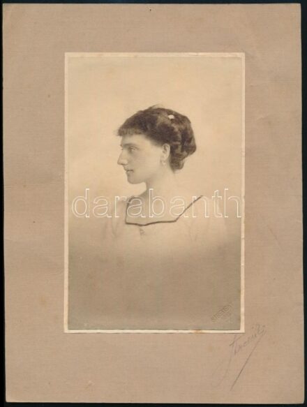 1911 Strelisky Sándor (1851-1922) császári és magyar királyi udvari fényképész műtermében készült vintage fotó, hidegpecséttel, aláírással jelzett, 18,8x12 cm, karton (törésvonalakkal) 27,5x21 cm