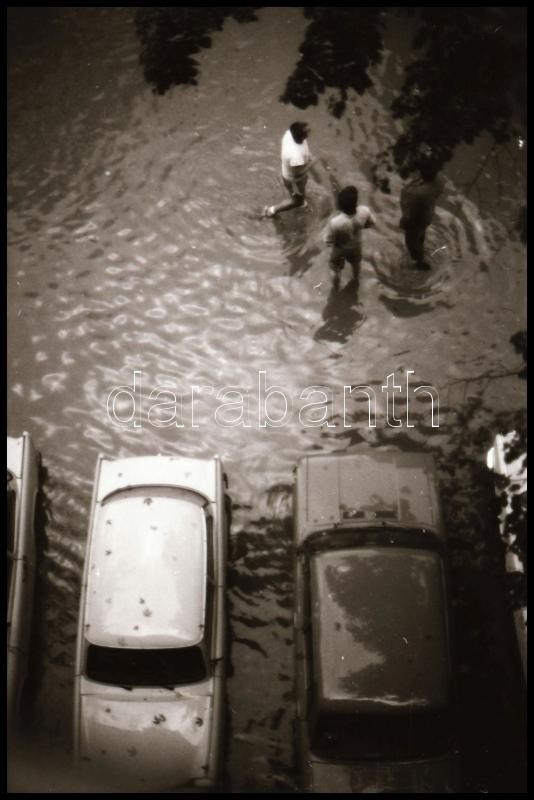 1989 Özönvíz Budán, a XII. kerületi Maros utcában készült 13 db vintage NEGATÍV bemutatja, hogy a nagy mennyiségű esővíz térdig ért a gyalogosoknak, s tengelyig a gépkocsiknak, 24x36 mm - Image 2