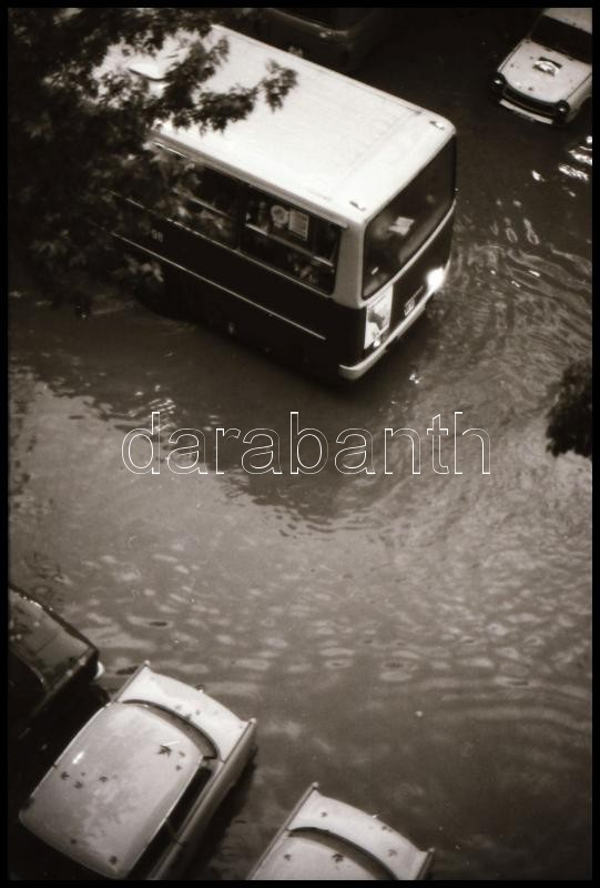 1989 Özönvíz Budán, a XII. kerületi Maros utcában készült 13 db vintage NEGATÍV bemutatja, hogy a nagy mennyiségű esővíz térdig ért a gyalogosoknak, s tengelyig a gépkocsiknak, 24x36 mm - Image 4