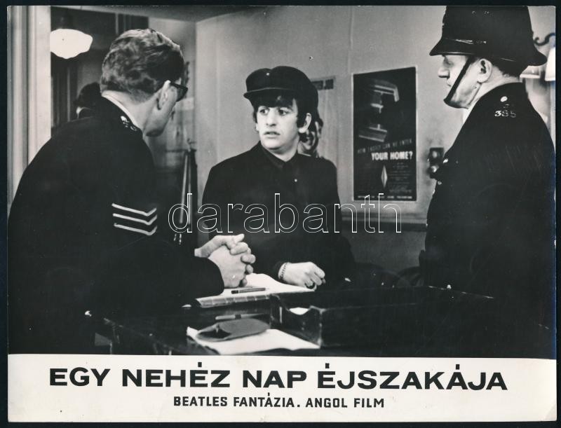 1964 A Beatles együttes tagja, Ringo Starr a rendőrségen, jelenet az ,,Egy nehéz nap éjszakája' című filmből, 1 db vintage produkciós filmfotó, ezüst zselatinos fotópapíron, 18x24 cm