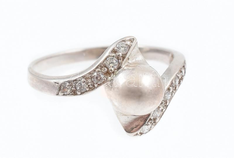 Ezüst(Ag) gyűrű apró kövekkel, jelzett, méret: 56, bruttó: 2,2 g