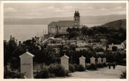 1939 Tihany, az apátsági templom a kálváriával. Dr. Vigyázó János felvétele + '1939 V. Nemzetközi Sporthét a Balatonon' So. Stpl.