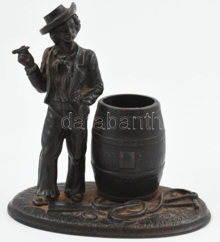 Öntöttvas dohányzó matróz szobor. Jelzés nélkül. m: 18 cm