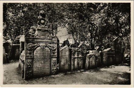 Praha, Prag, Prague; Skupina hrobu na starém zidovském hrbitove / Grabmalgruppen am alten jüdischen Friedhof / The Ancient Jewish Churchyard (Old Jewish Cemetery), gravestones. Judaica