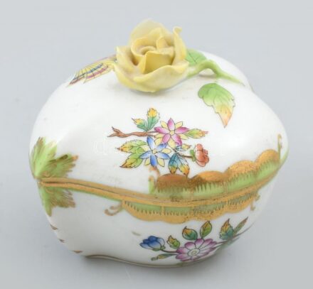 Herendi Viktória mintás szív alakú bonbonier, kézzel festett, jelzett, nagyon apró lepattanások a rózsákon, aranyozáson kopásnyomok, 7,5x7 cm, m: 7 cm