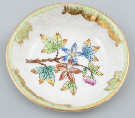Herendi Viktória mintás, kerek, porcelán tálka, kézzel festett, jelzett, apró kopásnyomokkal, d:7cm