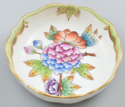 Herendi Viktória mintás, kerek, porcelán tálka, kézzel festett, jelzett, apró kopásnyomokkal, d:8cm