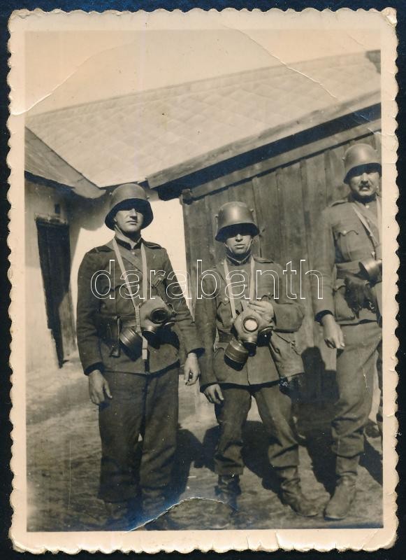 1938 Katonák gázriadó alkalmával, hátoldalon feliratozott fotó, felületén törésnyomok, 8,5×6 cm