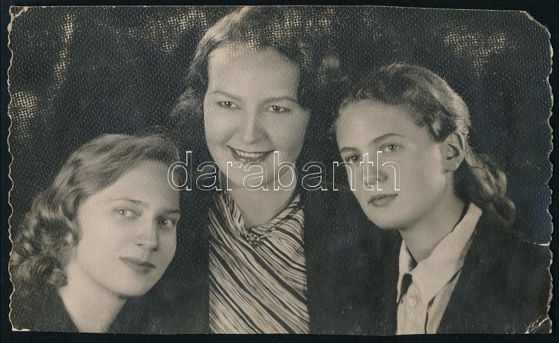 cca 1940 Három hölgy, fotó felületi kopással és a szélén kisebb sérülésekkel, 6,5×10,5 cm