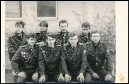 cca 1980 Katonák csoportképe, hátoldalon feliratozva, 9×14 cm