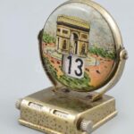 Retro párizsi mechanikus asztali naptár zománcozott fém 7,5 cm