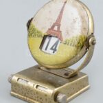 Retro párizsi mechanikus asztali naptár zománcozott fém 7,5 cm - Image 2