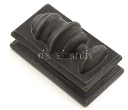 Levélnehezék, fej formát ad az árnyéka napsütésben. Öntöttvas, m: 9 cm