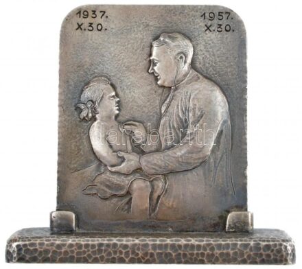 1957. Gyermekorvos emlékplakett talppal, asztali dísznek kialakítva, jubileumi '1937. X. 30. - 1957. X. 30.' gravírozással (93x104mm) T:2 hátoldalon ragasztónyom