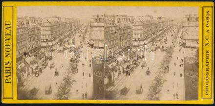 cca 1890-1900 Boulevard de Sébastopol, a Sebastopol körút keményhátú sztereófotója, Paris Nouveau Photographie N.C. a Paris, a hátoldalán feliratozva, a felületén kis lyukakkal, 8x17 cm
