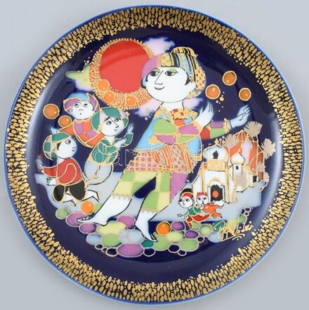 Rosenthal 100 éves jubileumi fali dísztányér, Bjorn Wiinblad által tervezett mintával (Aladin und die Wunderlampe II / Aladdin és a csodalámpa II). Kézzel festett, jelzett, alján hajszálrepedésekkel, d: 16 cm