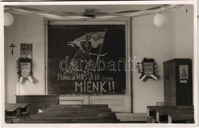'Rákóczi Kassája újra miénk!!' irredenta rajz egy iskolai tanteremben a táblán 1938. november 2-án 'a felvidék visszacsatolásának örömére' (bevonulás) / Hungarian irredenta propaganda, irredenta drawing on the classroom's blackboard,