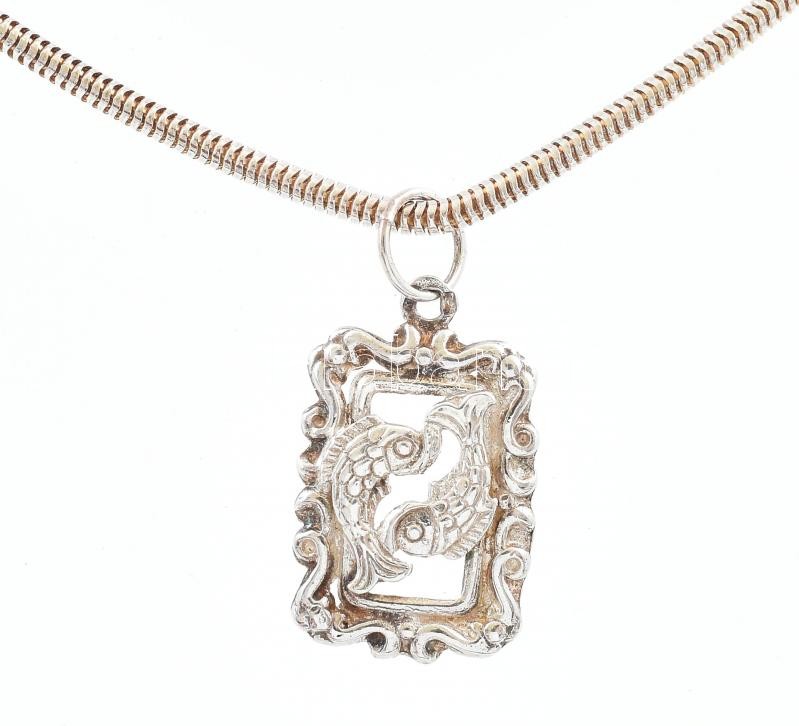 Ezüst(Ag) vastag kígyó nyaklánc, halak függővel, jelzett, h: 40 cm, nettó: 11 g