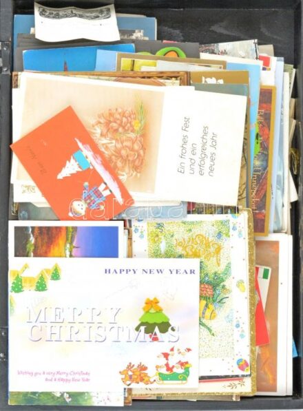 A 'Kockázat '89' gazdasági társasjáték doboza tele modern üdvözlő képeslappal