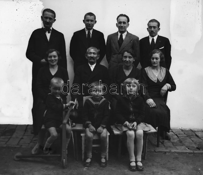 cca 1920-1940 Vegyes üvegnegatív tétel (fürdőzők, karácsony, rollizó kisfiú, stb.), 7 db, 9×12 cm