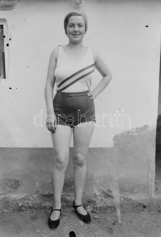 cca 1920-1940 Vegyes üvegnegatív tétel (fürdőzők, karácsony, rollizó kisfiú, stb.), 7 db, 9×12 cm - Image 2