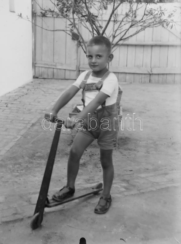 cca 1920-1940 Vegyes üvegnegatív tétel (fürdőzők, karácsony, rollizó kisfiú, stb.), 7 db, 9×12 cm - Image 3